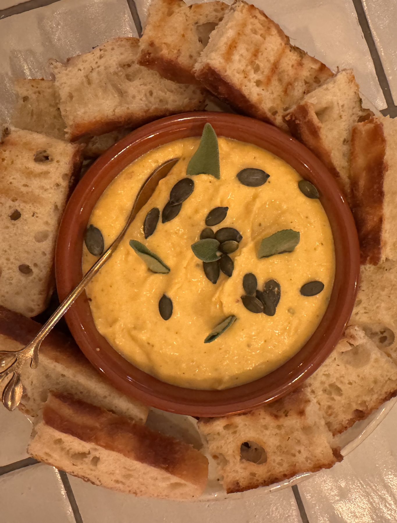 Hummus met gegrild brood