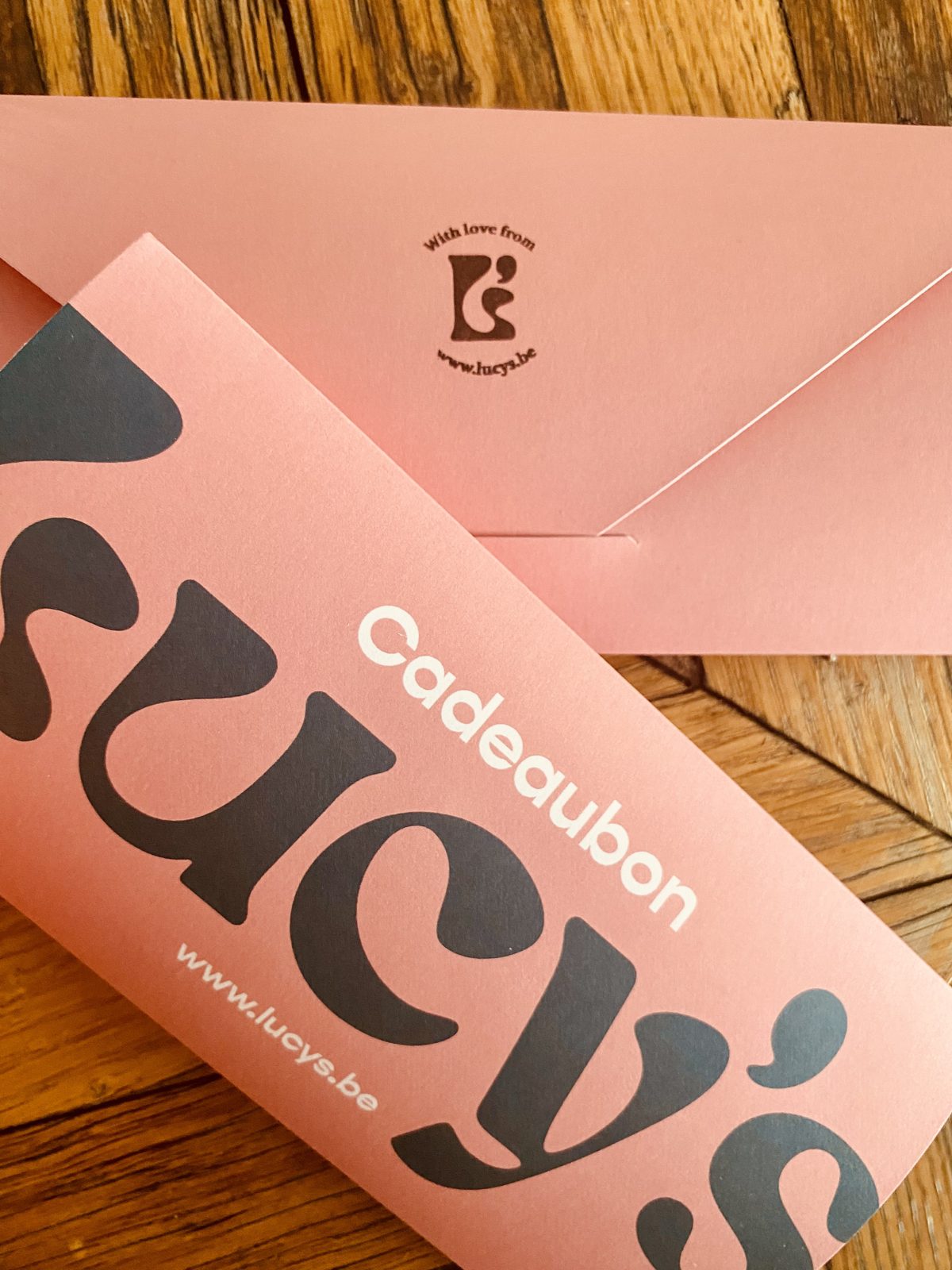 De cadeaubon van Lucy’s in zijn envelopje