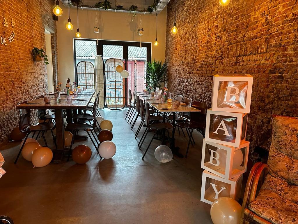 De zaal versierd voor een babyshower