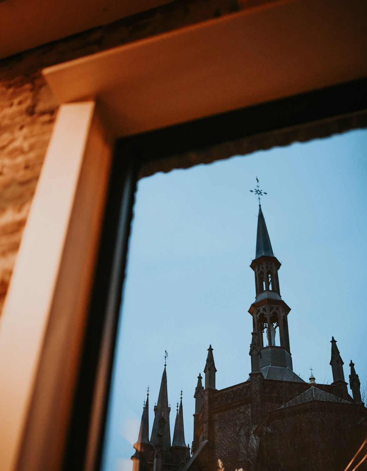 De kapel in de weerspiegeling van het raam