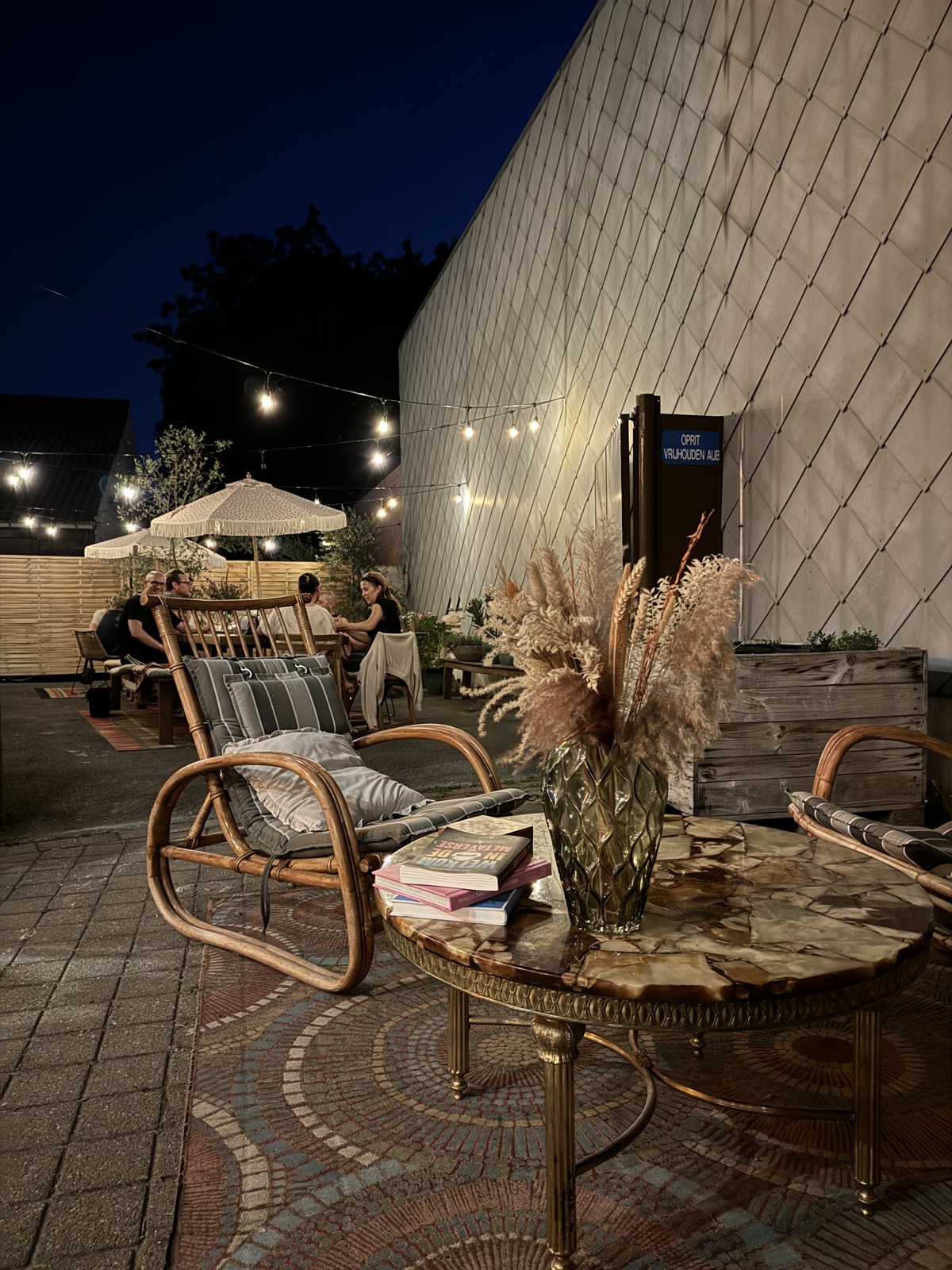 Het terras bij avond