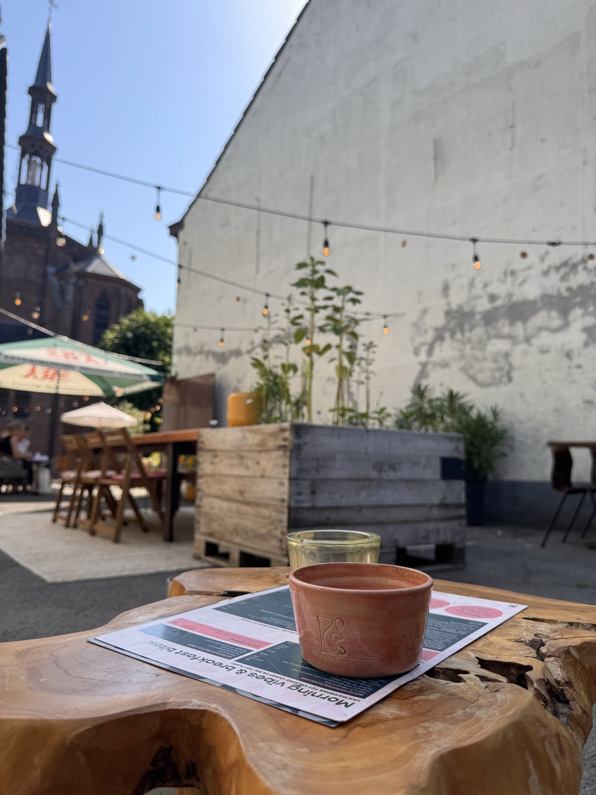 Koffie op het terras, met de kapel