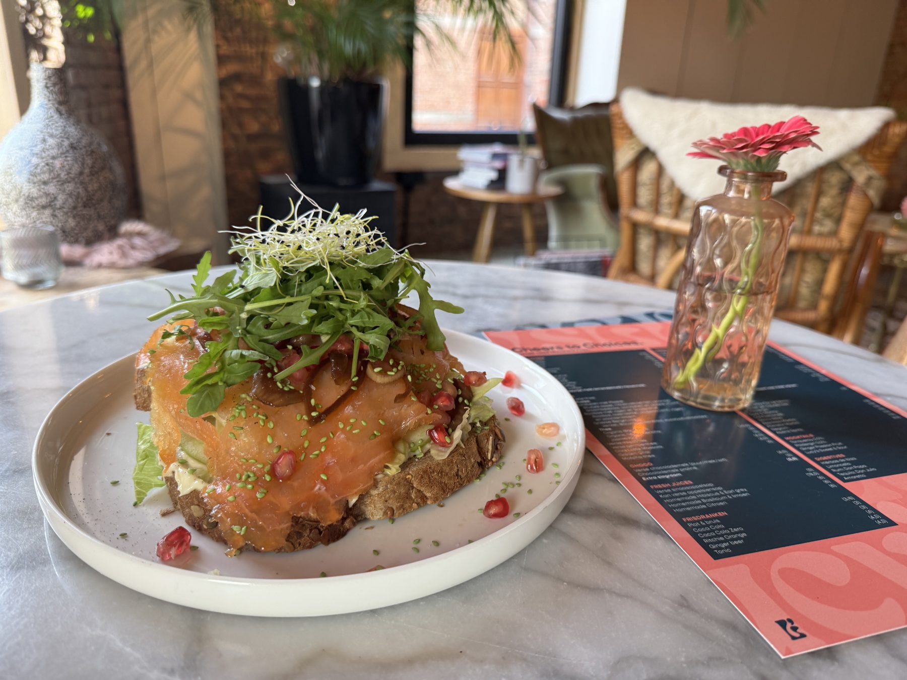 Tartine met gerookte zalm op het marmeren tafeltje