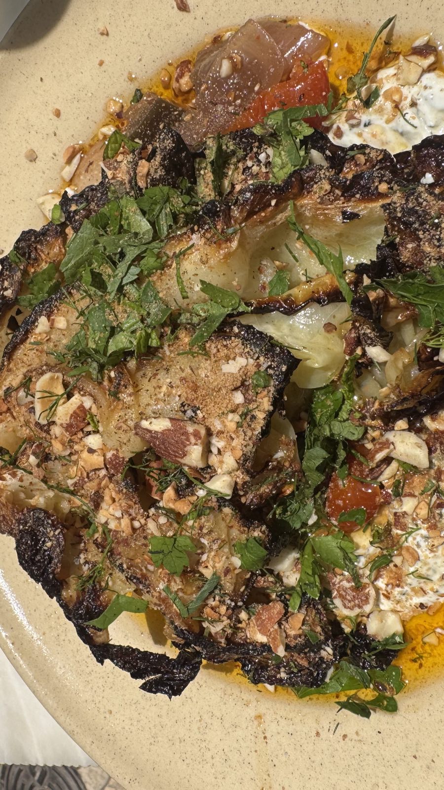 Gegrilde aubergine met yoghurt en amandelen bij Magnólia