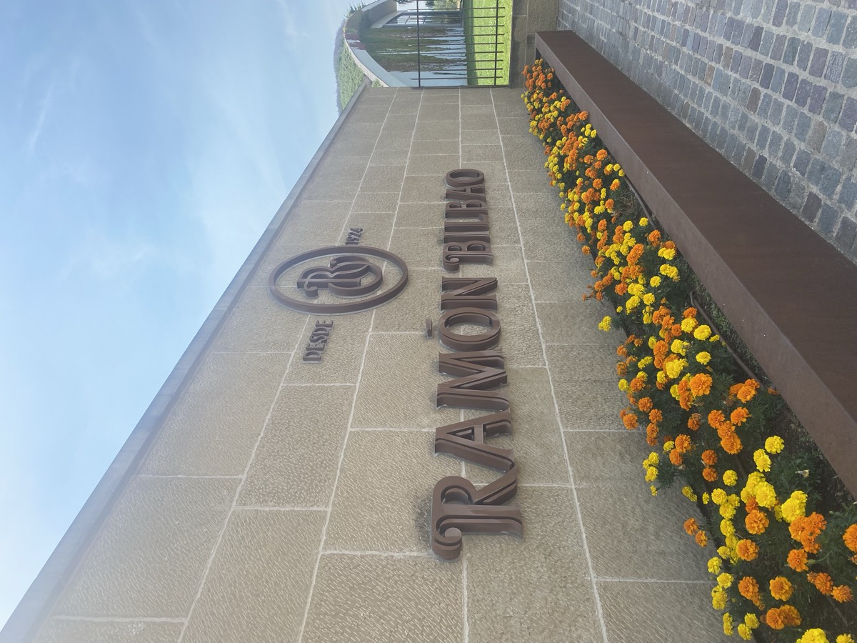 De gevel van Ramón Bilbao met bloemen ervoor