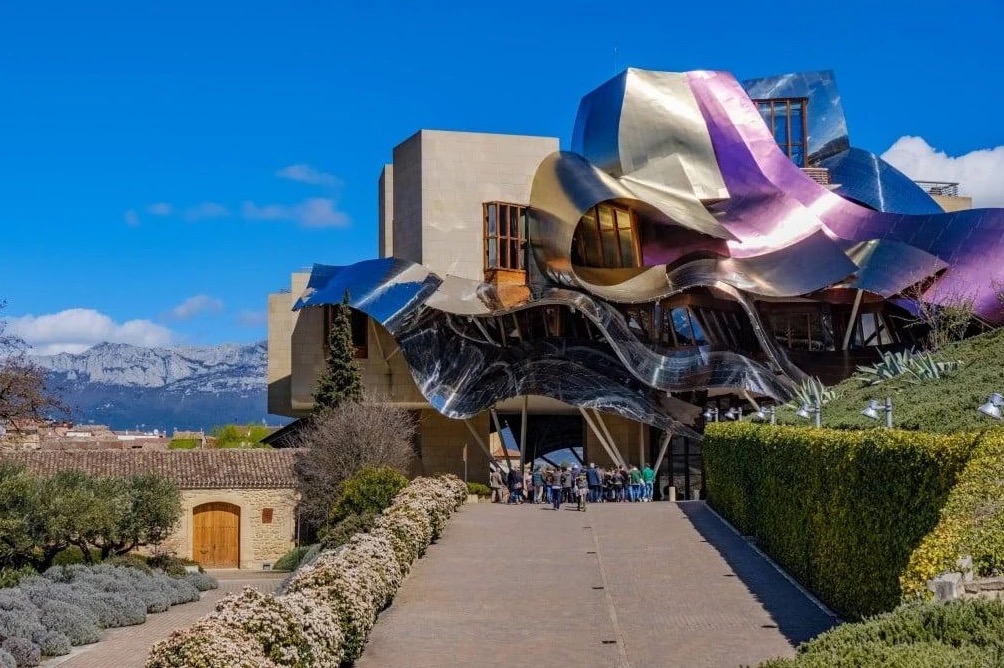 Het hotel van Marqués de Riscal met golvende linten van titanium, ontworpen door Frank Gehry